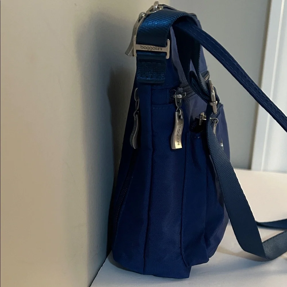 Baggallini Crossbody in Royal Blue